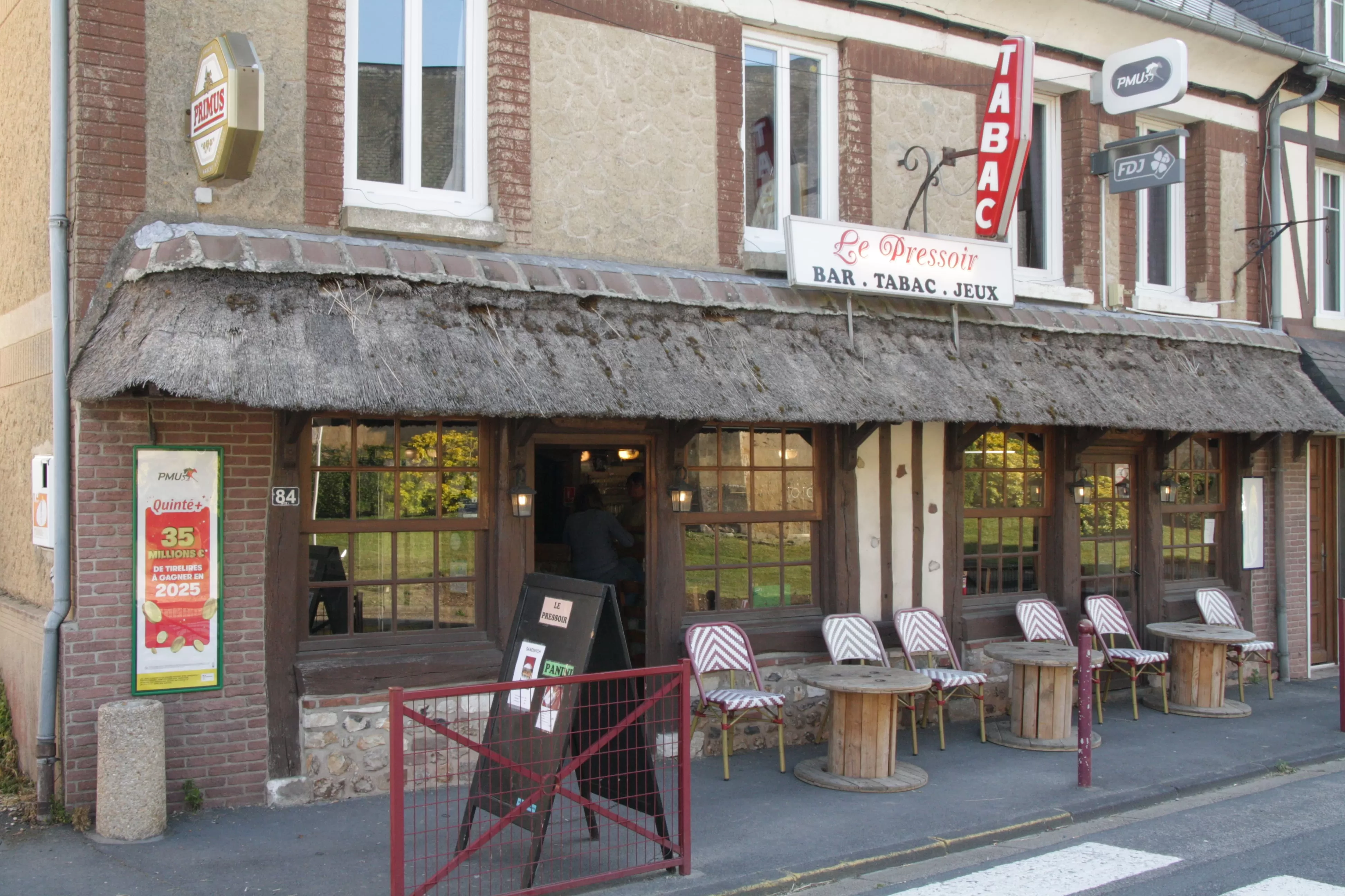 Le+Pressoir+%3A+un+bar-tabac%2C+une+%C3%A9picerie%2C+un+espoir+de+vie%E2%80%A6 Le+Pressoir+%3A+un+bar-tabac%2C+une+%C3%A9picerie%2C+un+espoir+de+vie%E2%80%A6