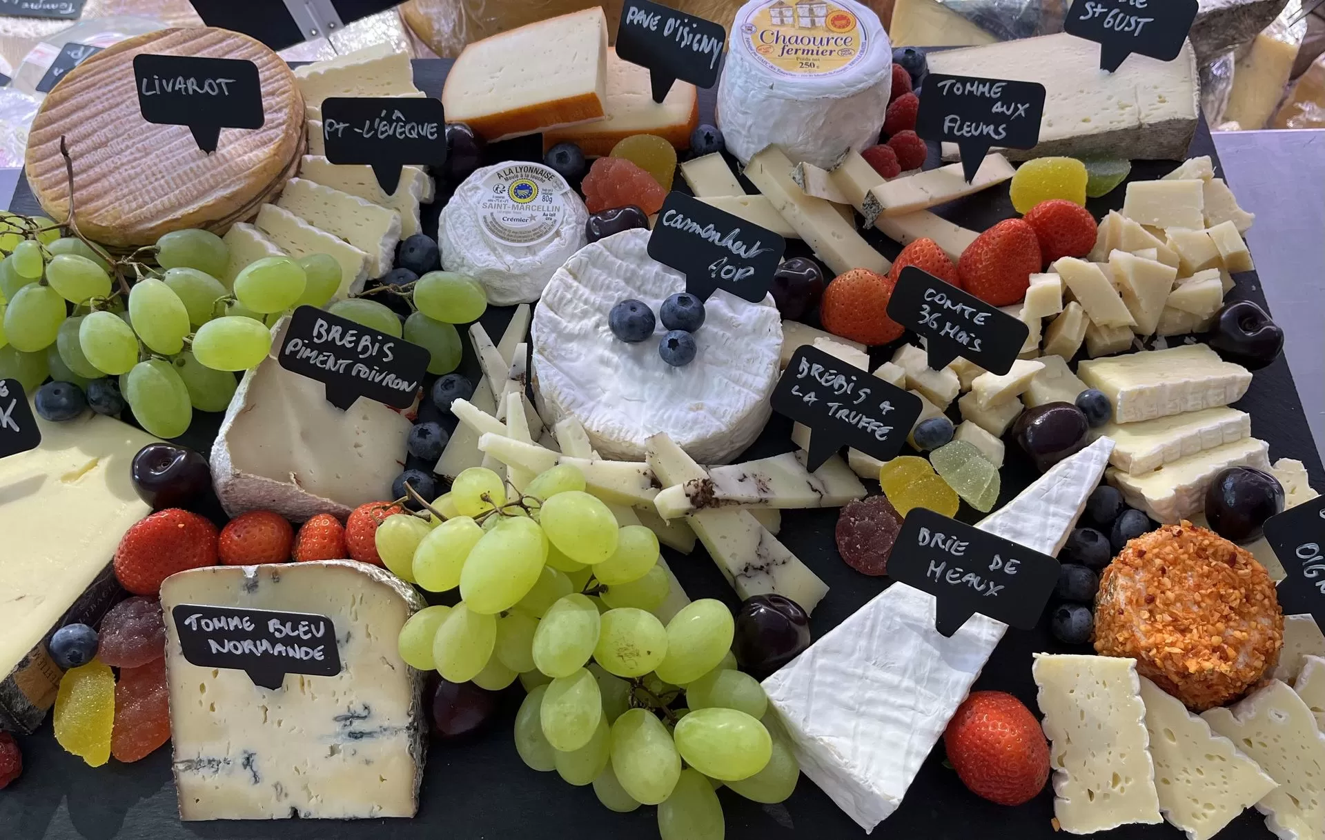 CHEZ CYRIELLE ET JULIEN, LES FÊTES SE PRÉPARENT AU COMPTOIR !